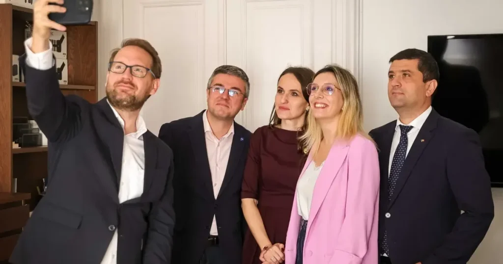 Luptă în USR: Miruță vs Buzoianu. Trei tabere la Congres, miza: polul dreptei Luptă în USR: Miruță vs Buzoianu. Trei tabere la Congres, miza: polul dreptei