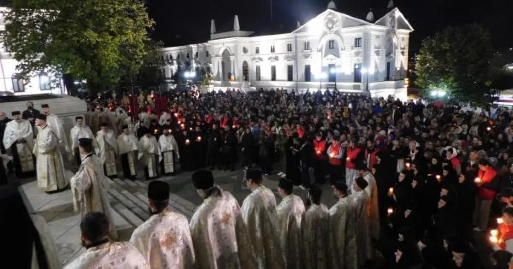 Mașină de poliție blocată în beton proaspăt turnat la Brașov. Explicația polițiștilor
