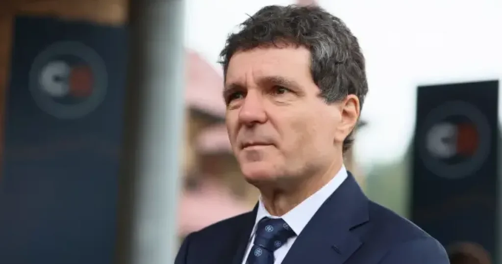 Ministrul care a găsit o demisie pe masă anunță controale după ce a descoperit termite