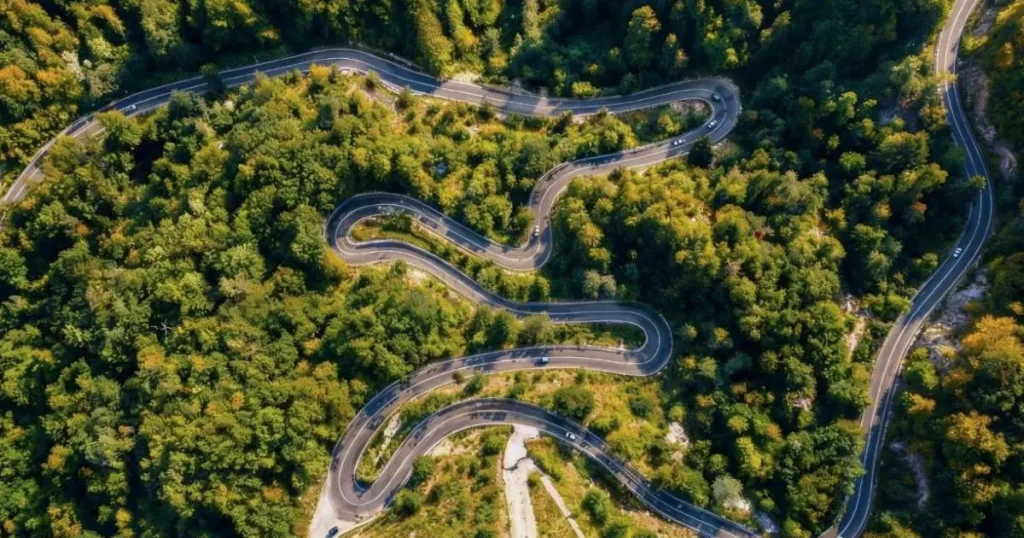 Noul Transfăgărășan din vestul țării, în lucru: drum spectaculos modernizat