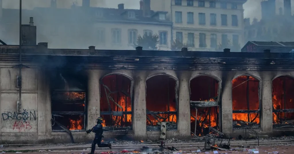 Proteste uriașe în Franța. Ciocniri violente; se alătură „vestele galbene”