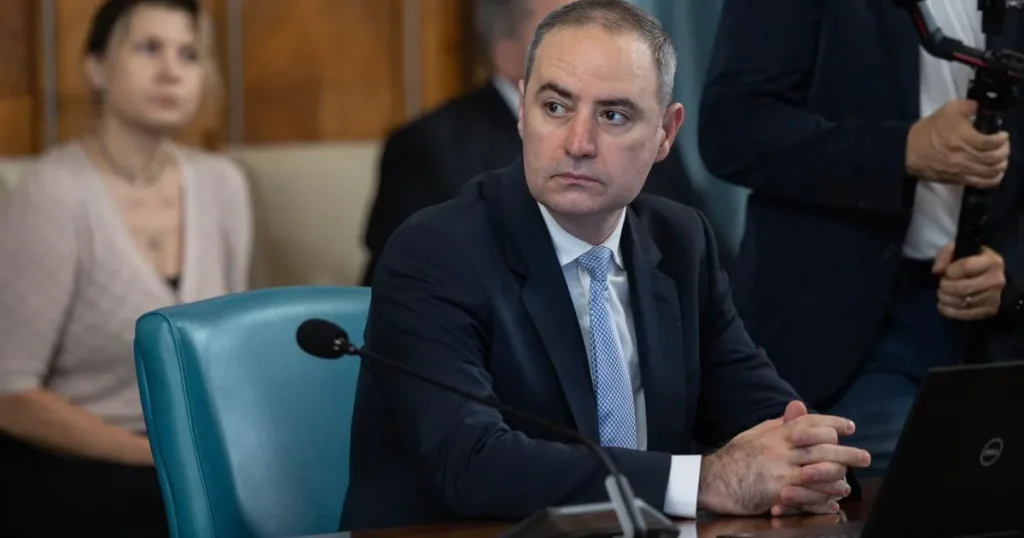 Rectificare 2026: ministere cu bani în plus, tăieri și deficit +3,5 miliarde lei Rectificare 2026: ministere cu bani în plus, tăieri și deficit +3,5 miliarde lei