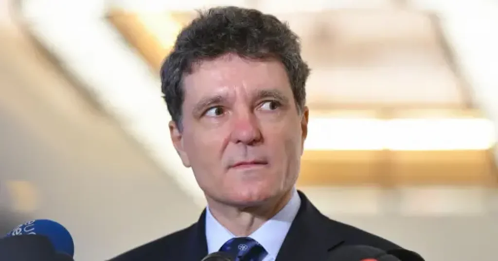 Rogobete amenință medicii care trec la privat cu concediere și „surprize” Rogobete amenință medicii care trec la privat cu concediere și „surprize”