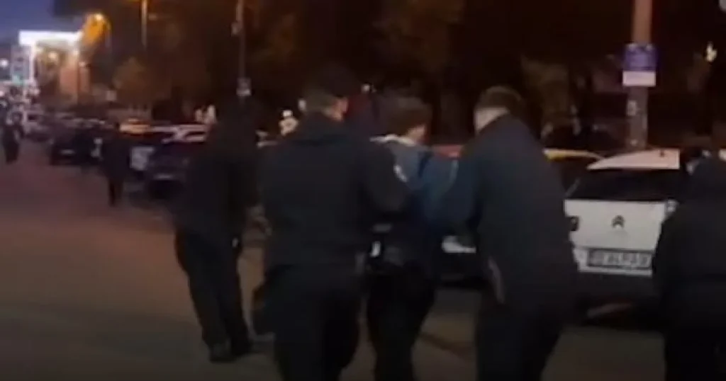Scandal la Sfânta Parascheva: Pelerini care au sărit coada, ridicați de jandarmi Scandal la Sfânta Parascheva: Pelerini care au sărit coada, ridicați de jandarmi