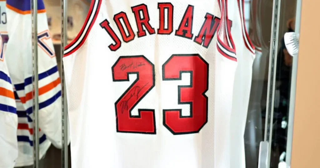 Tricoul lui Michael Jordan din finala NBA 1998 s-a vândut cu 12,26 milioane de dolari